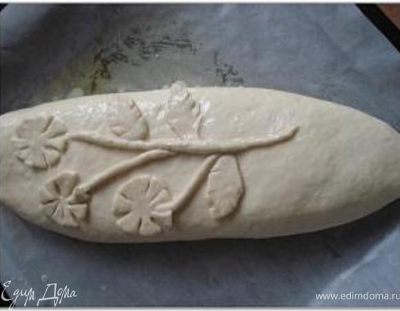 Поставить кулебяку в теплое место и дать ей подойти. Из остатков теста вырезать украшения. Затем смазать яичной смесью (1 яйцо и 30 гр. воды).