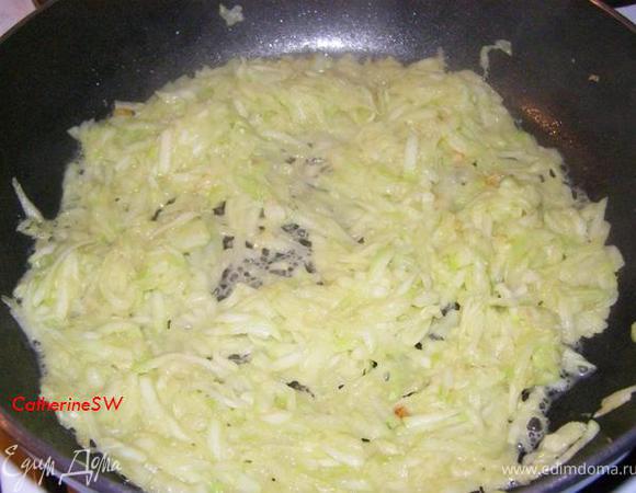 На раскаленном масле обжарим (не до колера!) чеснок, корень имбиря, тертый кабачок