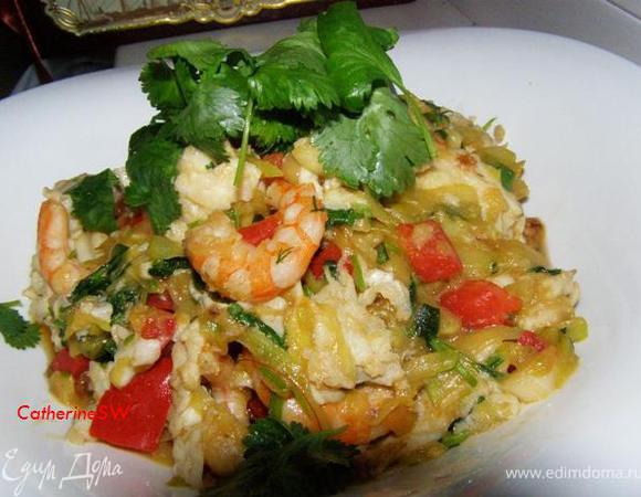 Как только вся яичная смесь загустела, выкладываем к ней наши овощи с креветками, посыпаем перцем перемешиваем. Выкладываем на тарелку, украшаем зеленью. Это блюдо можно делать без яйца, будет постный вариант, можно без креветок, или оставить только кабачки и зелень - вариантов очень много. Благодаря этому блюду моя младшая дочка начала есть кабачки))) Если креветки порубить или использовать более мелкие, то блюдо, которое мы только что приготовили, превратится в начинку для пирожков))) 