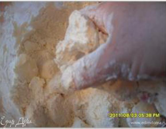 Дрожжи развести в теплом молоке и оставить минут на 10.
Маргарин порубить на кусочки, всыпать муку и руками смешать маргарин с мукой до образования крошки.