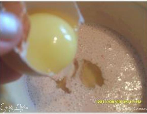 В подошедшие дрожжи ввести 1 яйцо и перемешать.