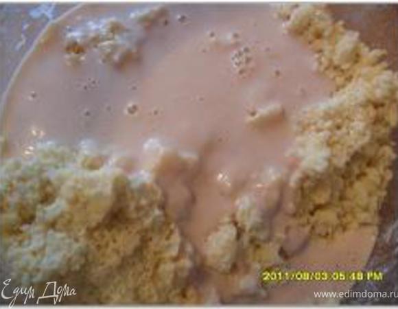 Яично-молочную смесь ввести в перетертую муку с маргарином