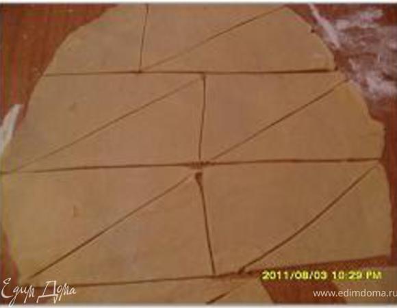 Приготовление печенья "Пальчики":
Тесто разделить на 4 части. Каждую часть раскатать и нарезать на треугольники (можно раскатать круг, потом разделить его на 2 части, затем на 4, 6 и 8, я по привычке делаю вот таким способом)