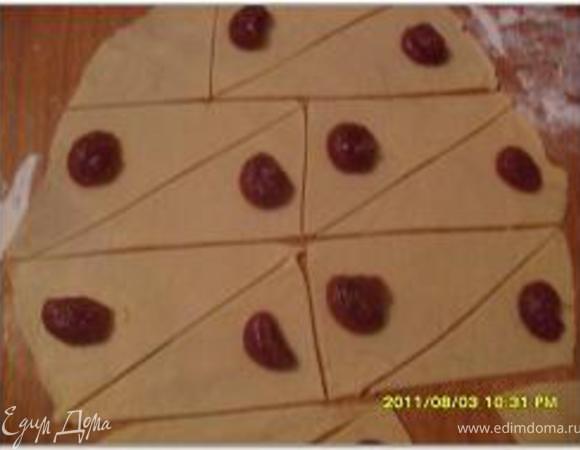 На каждый треугольничек положить 1 ч.л. повидла.