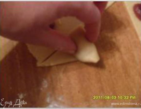 Затем свернуть рулетиком.