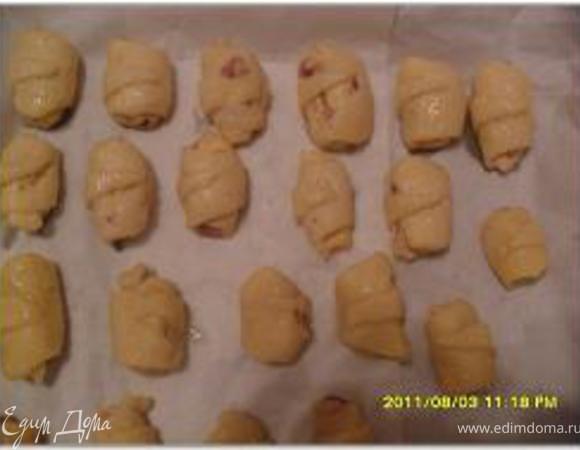 Взбить 1 яйцо. Каждую печенку обмакнуть местом соединения в яйцо, а потом обвалять в сахаре. Выложить на смазанный маслом противень или на пекарскую бумагу.