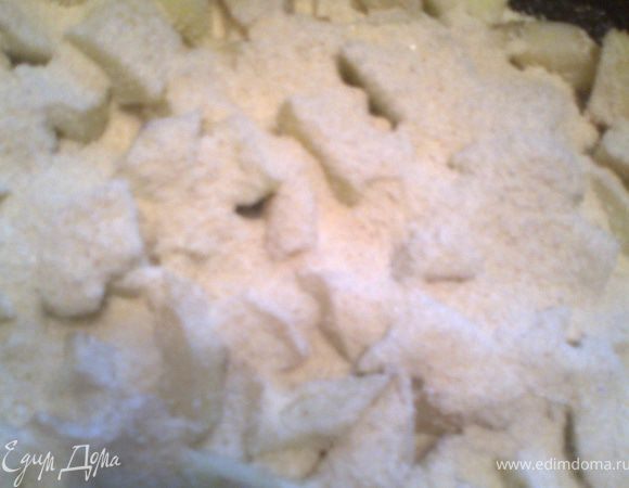 Выкладываем на неё кусочки яблок,сбрызнутых лимонным соком.