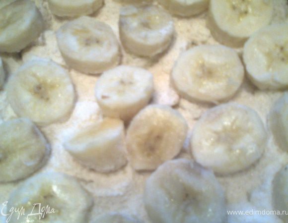 Выкладываем кружочки бананов.