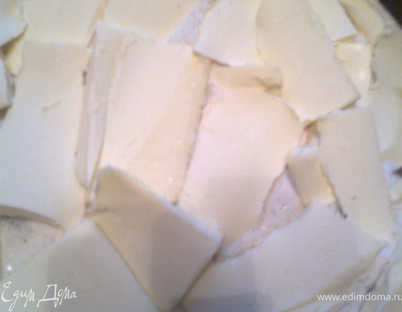 Ломтиками масла из холодильника заполняем верх пирога...