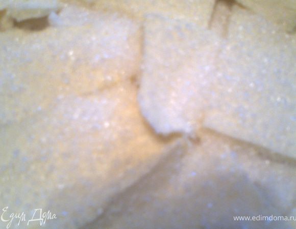 ...и посыпаем припасённой ложкой сахара.