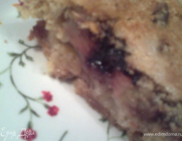 Режем очень тонким и острым ножом,тогда пирог не раскрошится)))