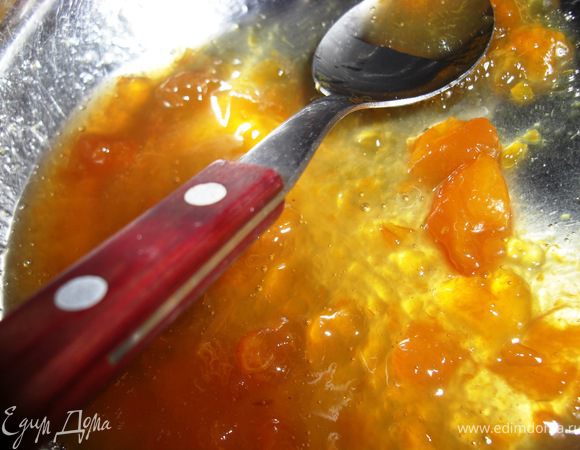 И на самый конец осталось приготовить глазурь для груш. Сначала нагреть абрикосовый джем и ликер вместе с 4 ст. ложками воды,и кипятить на медленном огне, помешивая, 3-4 минуты, пока джем не растает. Процедить и намазать сверху груши.