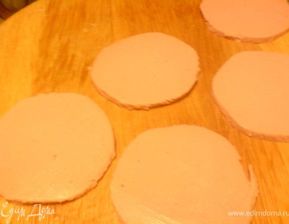 из колбасы  вырезать кружки небольшого диаметра /чем меньше диаметр,тем больше слоёв можно сделать/