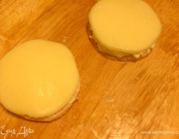 из сыра моцарелла вырезать кружки и положить их на смазанные сыром кружки