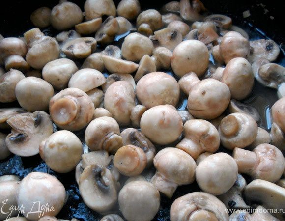 Шампиньоны нарезать на несколько частей, грубые ножки удалить ***здесь миниатюрные грибы, большую часть оставил целыми***, обжарить на растительном/оливковом масле несколько минут. 