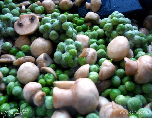 Добавить горошек (можно не размораживая) и оставить на пару минут, должен только хорошо прогреться. 