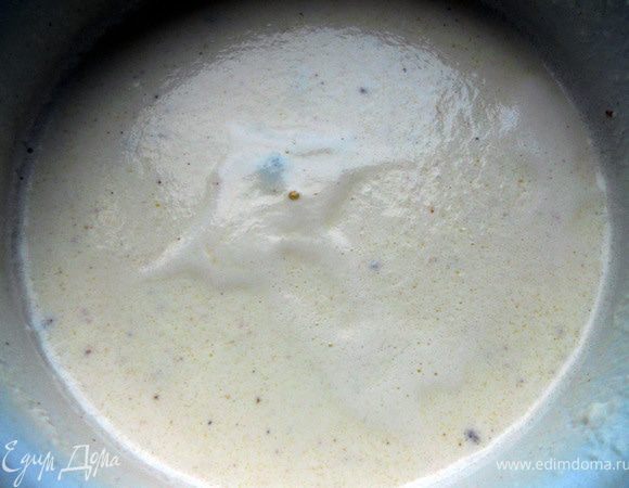 Для соуса подогреть сливки и растопить в них творожный сыр ***консистенцию можно подобрать на свой вкус, в данном случае здесь 400 гр. сливок и 300 гр. творожного сыра - получилось достаточно жидко, поэтому количество сливок можно уменьшить, в противном случае придется чуть дольше запекать пасту, чтобы не была слишком влажной***. Добавить соль и тертый мускатный орех по вкусу, по желанию - кусочек сливочного масла. Слегка взбить соус вилкой/венчиком, чтобы сыр полностью растворился. 