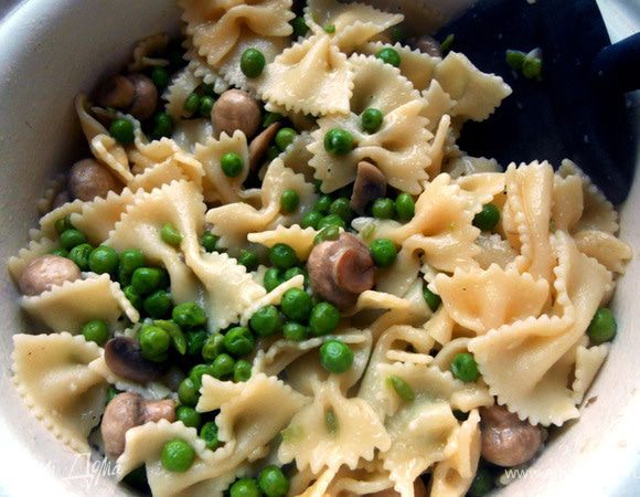 Пасту отварить до полуготовности, воду слить. Соединить с грибами и горошком. 