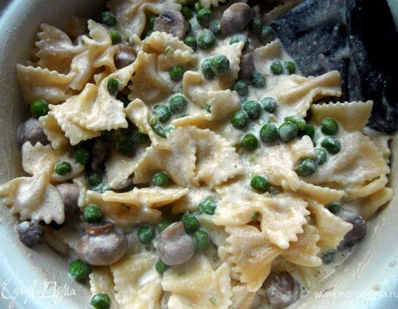 Вмешать сливочный соус и хорошо размешать. 