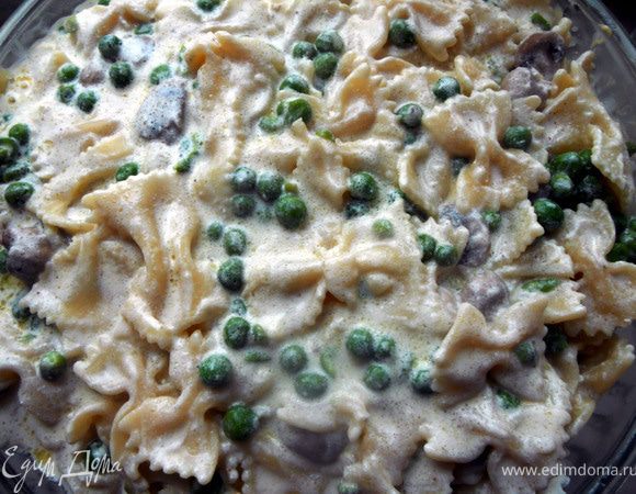 Форму для запекания (здесь диаметр прим. 27 см., но лучше взять чуть больше) слегка смазать оливковым/сливочным маслом, выложить пасту. Выпекать в хорошо разогретой духовке 25-30 минут, или до появления красивой корочки, для чего минут за 10 до готовности присыпать тертым пармезаном/пекорино. Немного остудить (в горячем виде хуже режется и держит форму) и подавать.