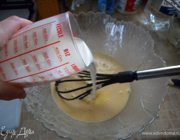 Добавить растопленное сливочное масло (сливки  прогретые), молоко (теплое, нагреть). 