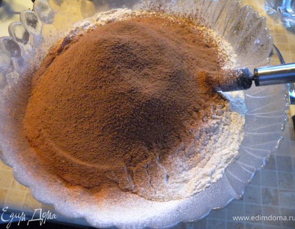 Муку просеять, соединить с сухими дрожжами. Ввести муку в жидкость, вымесить. Можно сначала дрожжи растворить в теплом молоке. 