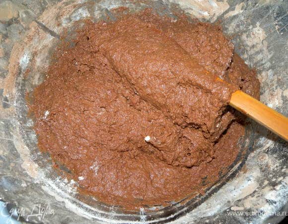 Тесто я разделила на 2 части. из одной - торт, из другой - печенье. Тесто вымесить деревянной лопаткой. оно жидковатое для рук. Переложить сразу в форму смазанную холодным маслом. Дать постоять в теплом месте некоторое время до увеличения в объеме. Выпекать при 180 до готовности.