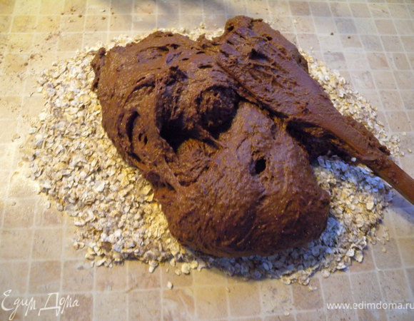 Из второй части теста я решила сделать печенье. Для этого я подмешала туда хлопьев. 