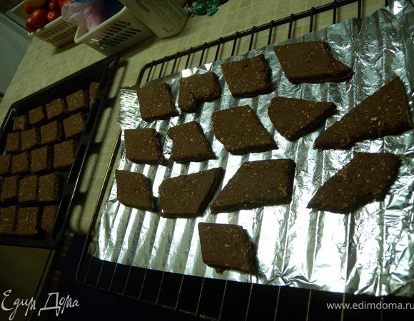 Пришлось на решетку настелить фольгу. Поставить, чтобы печенье подошло. Выпекать при 180 до готовности. Около 1 часа.