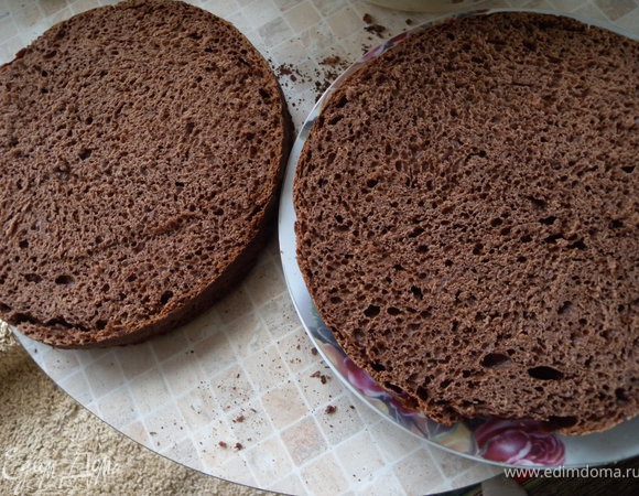 Из коржа я сделала торт. Порезала на 2 части. Корж внутри очень красивый и дырчатый. 