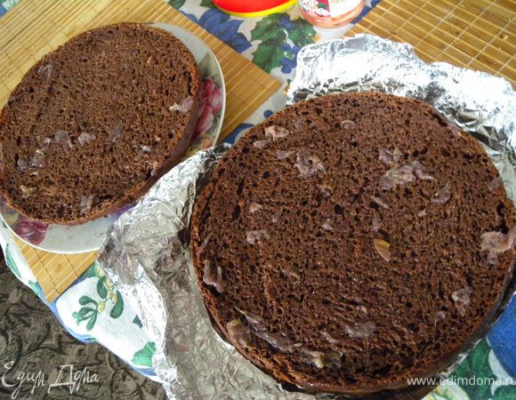 Пропитала розовым сиропом прям с лепестками (вареньем). 