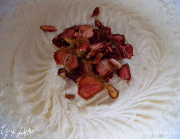 Сделала творожный крем с сушенной клубникой.