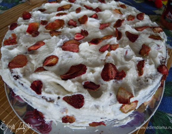 Верх - тоже сушенная клубника. 