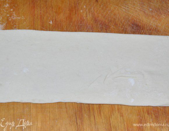 Раскатать тесто и разрезать на полоски шириной 10см.