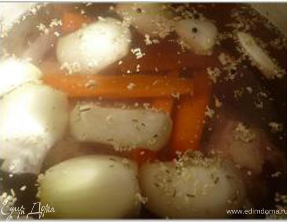 Мясо промыть, в кастрюлю налить холодной воды, положить мясо, перец горошком, припеченные на сухой сковороде коренья, 2 луковицы, разрезанные пополам, разрезанную вдоль на 4 части морковь, Дать закипеть, снять пену, посолить и варить до готовности мяса на малом огне. Я варила в скороварке 1 час.