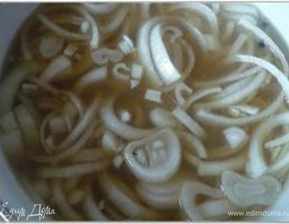 Лук нарезать кольцами или полукольцами и положить в маринад. Маринад: 250 мл. горячего бульона от мяса, добавить перец горошком, уксус.