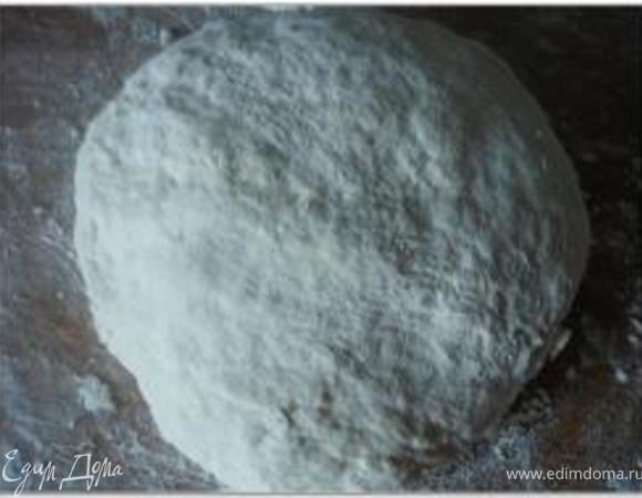 Замесить тесто из муки, яйца и бульона. Вымешивать тесто, пока оно не станет упругим и эластичным. Накрыть салфеткой и оставить на 30 минут.