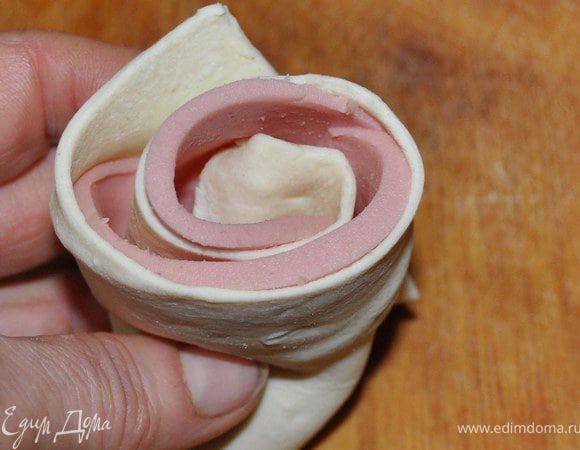  Завернуть рулетиком,
конец теста подогнать под готовую розочку.