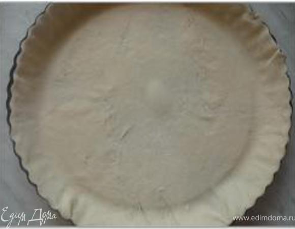 Тесто раскатать и выложить им форму, смазанную маслом, сверху по форме пройти скалкой, убрав так лишнее тесто.