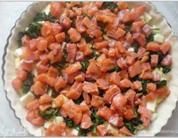 Затем выложить семгу.