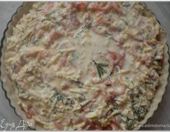 Взбить сливки, молоко, яйца. Сыр натереть на крупной терке и смешать со сливочно-яичной смесью. Зелень мелко порубить и добавить в смесь. Залить этой смесью киш.