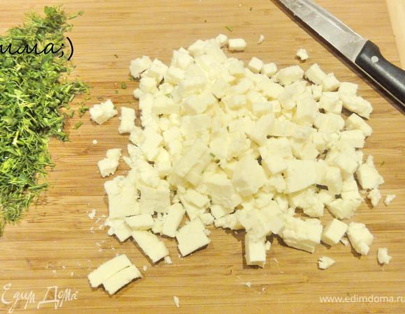 Адыгейский сыр нарезать кубиками. Зелень мелко порубить.