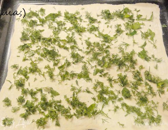 Тесто посыпать зеленью. 