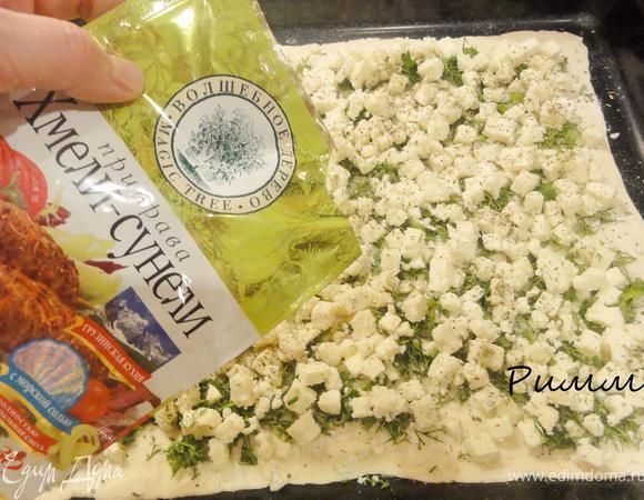 Выложить сыр и посыпать приправой.