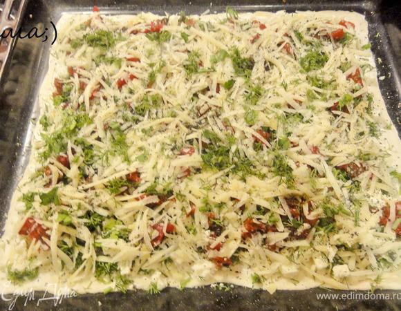 Сверху помидоры уложить слой натертой мацареллы.