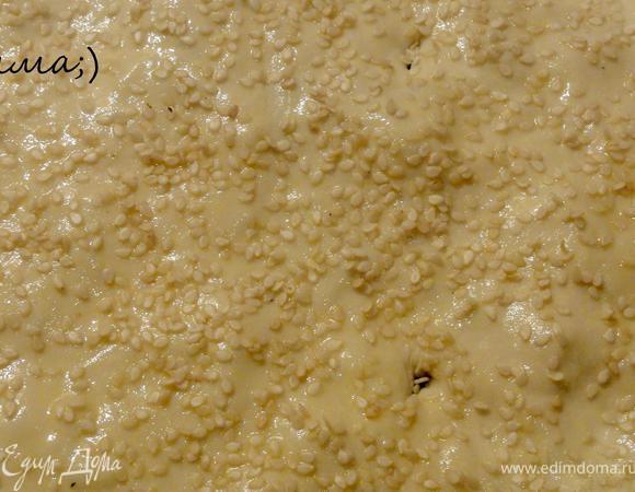 Сверху посыпьте кунжутом.