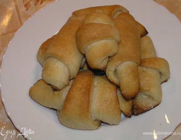 Духовку разогреть до 220*С, выпекать рулетики около 20 минут до румяного цвета. Но Вы поймете когда они будут готовы по запаху свежей выпечки у Вас дома :)) Это потрясающе!