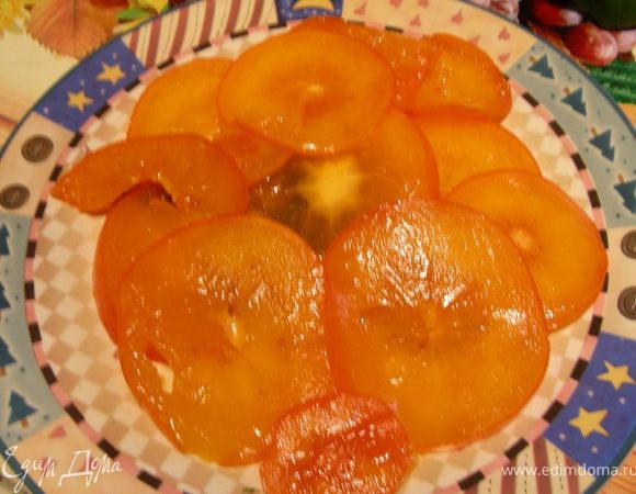 Хурму нарезаем кружочками и выкладываем на тарелку.
