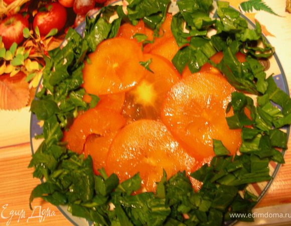 Шпинат рубим довольно мелко и выкладываем вокруг хурмы по краям тарелки.