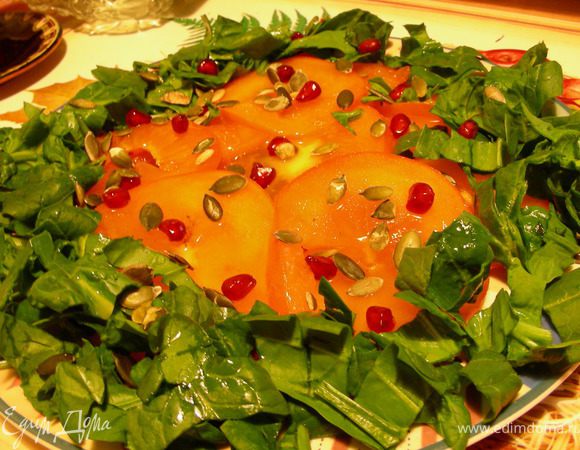 Посыпаем зернами граната и семечками. Для заправки смешиваем масло и апельсиновый сок. Поливаем салат заправкой и подаем. Приятного аппетита))